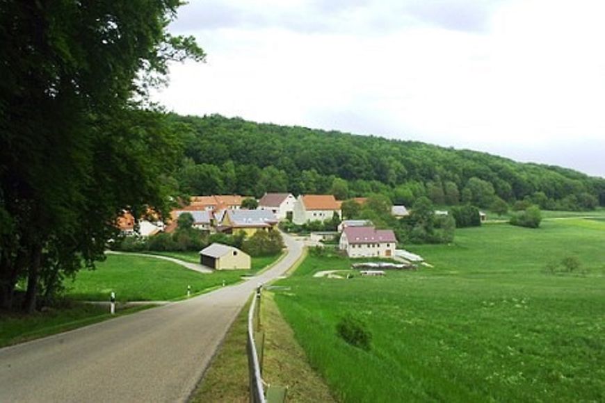 Ländliche Gegend, Straße, die zu einigen Häusern führt