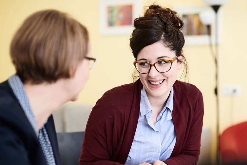 Zwei Frauen im Büro im Gespräch