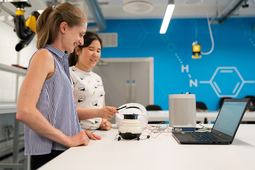 Zwei Frauen in einem Raum mit technischen Geräten und Laptop