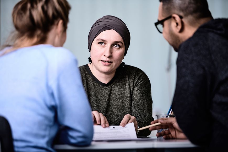 Eine Frau wird von zwei Personen beraten 