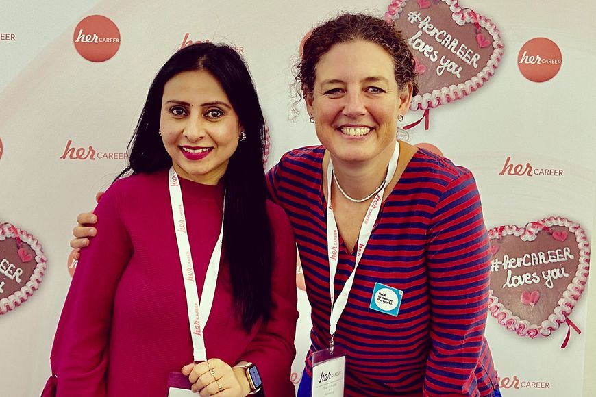 Sangeeta Singh und Birgit Köbl auf der herCareer-Messe vor einer hercareer Pressewand