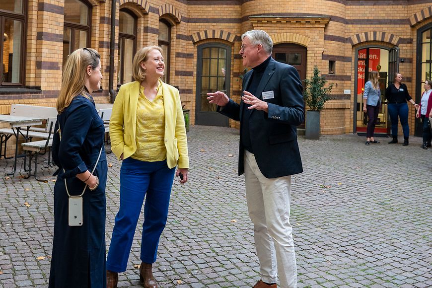 Bundesministerin Lisa Paus im Gespräch mit HRpepper