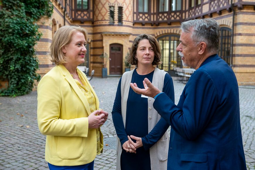 Lisa Paus im Gespräch mit Vertreter:innen der Jury des German Equal pay Awards