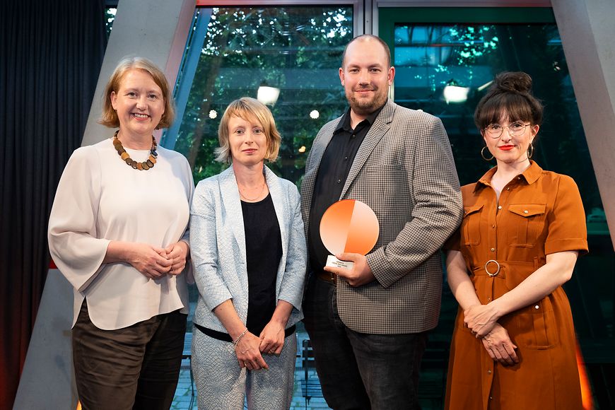 v.l.n.r. Bundesministerin Lisa Paus, Lydia Schubert und Daniel Koch von der Oper Leipzig, Jurymitglied Lena Marbacher