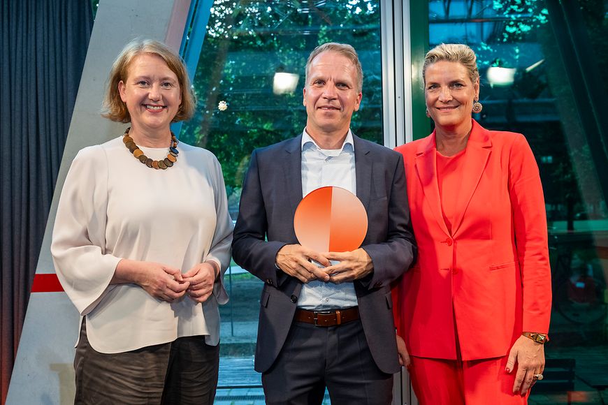 v.l.n.r. Bundesministerin Lisa Paus, Thorsten Kolwe von metafinanz, Jurymitglied Evelyne de Gruyter