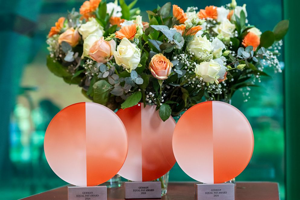 Die Awards mit Blumen im Hintergrund