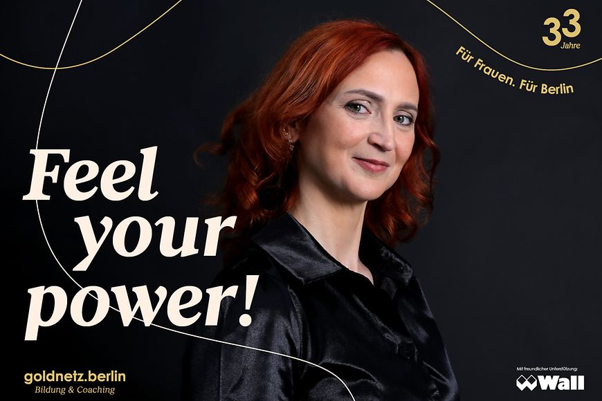 Einfarbiger Hintergrund mit dem Slogan "Feel your power" mit einem Bild von Natalia Palahesha von fem.point.