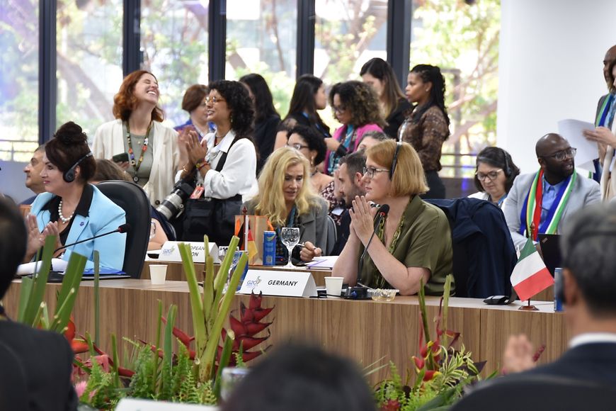 Lisa Paus im Plenarsaal des G20-Treffens in Brasilia